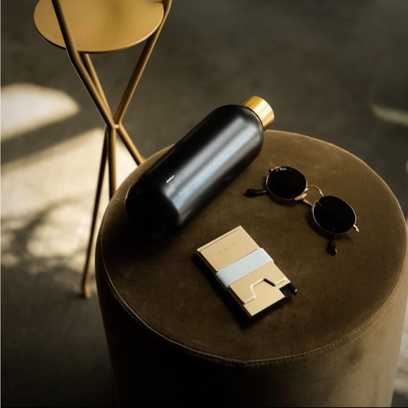 METALIC GOLD ALUMINUM CARDHOLDER - Picture 2 of 5